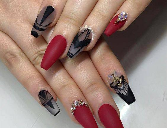 عکس دست لاک زده قرمز