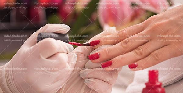 عکس دست لاک زده قرمز