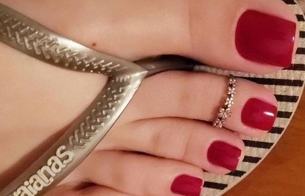 عکس دست لاک زده قرمز