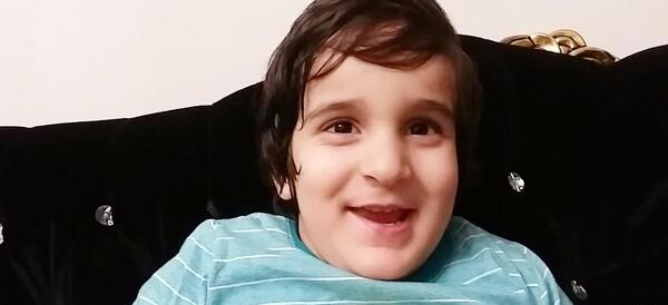 عکس لبخند بچه بی دندون