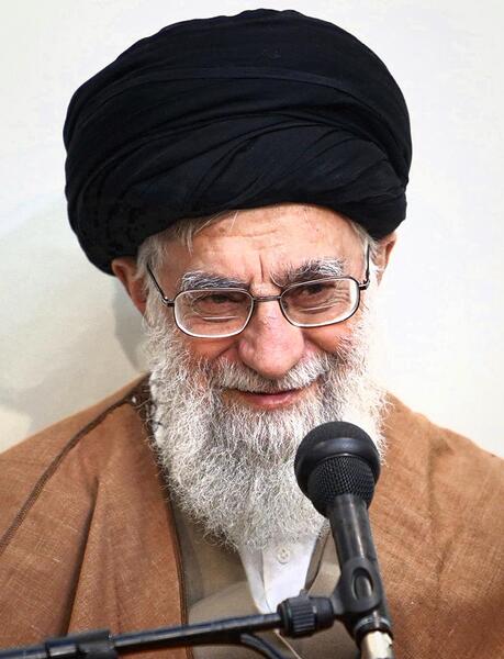 عکس امام خامنه ای با لبخند