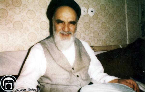 عکس امام خمینی با لبخند
