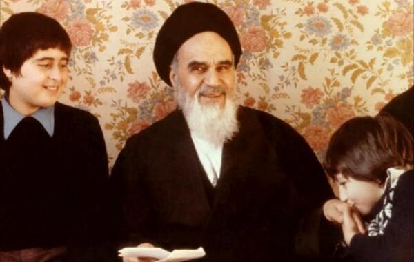 عکس امام خمینی با لبخند