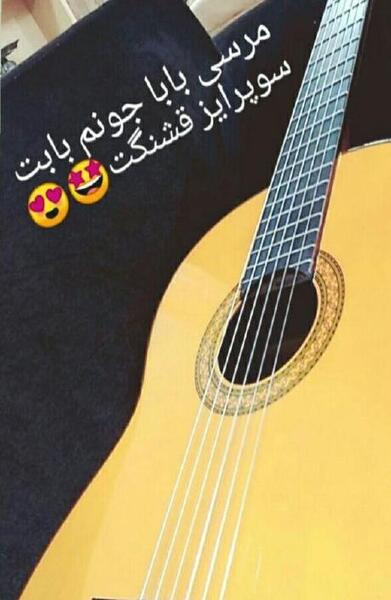 عکس دختر با گیتار لاکچری