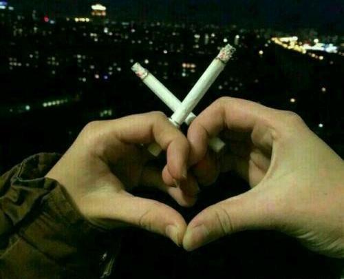 عکس دختر با قلیون لاکچری
