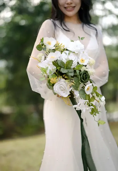 عکس دسته گل و لباس عروس