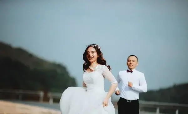 عکس عاشقانه با لباس عروس
