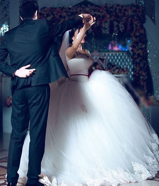 عکس عاشقانه با لباس عروس