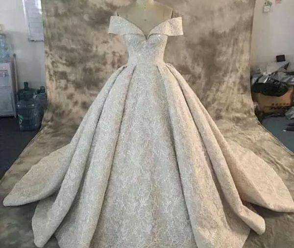 عکس لباس عروس دکلته دنباله دار