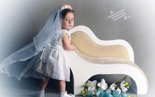 ژست عکس کودک دختر با لباس عروس