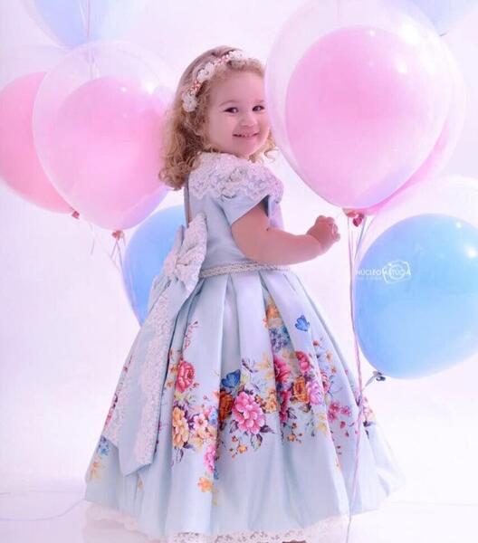 ژست عکس کودک دختر با لباس عروس