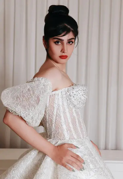 عکس از لباس عروس دکلته