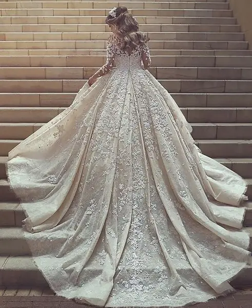 عکس لباس عروس دنباله دار بلند