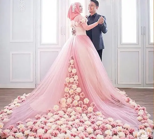 عکس لباس عروس پوشیده با کلاه