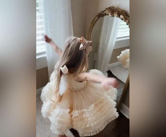 عکس دختر بچه با لباس عروس برای پروفایل