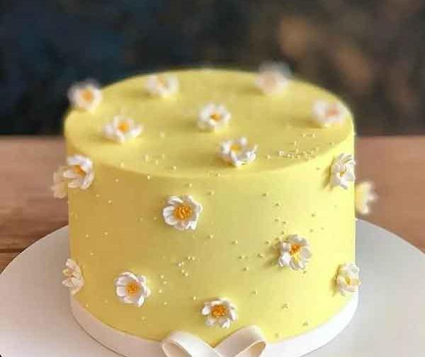 عکس کیک زرد و سفید