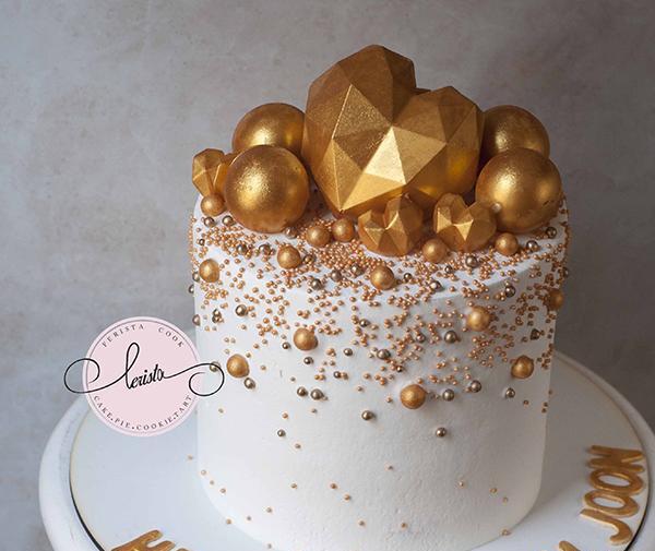 عکس کیک طلایی و نقره ای
