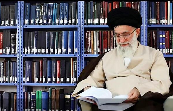عکس کتابخوانی رهبری