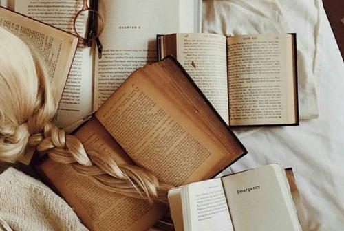 عکس پروفایل کتاب خواندن دخترانه