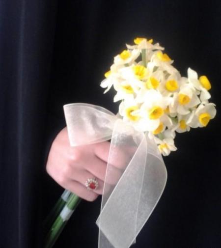 عکس پروفایل دختر چادری با گل نرگس