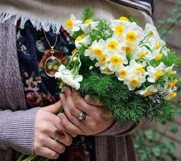 عکس پروفایل دختر چادری با گل نرگس