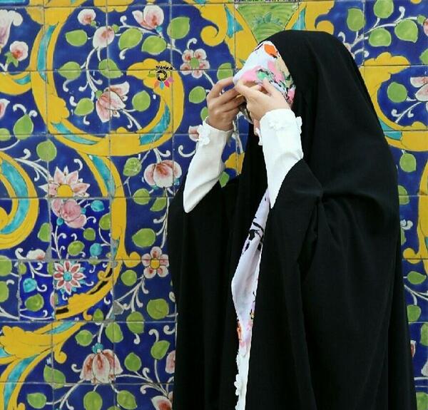 عکس پروفایل دختر چادری با گل نرگس
