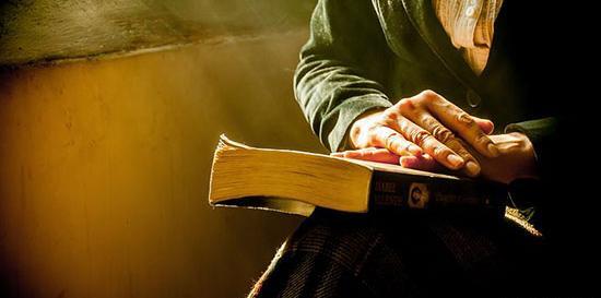 عکس کتاب فانتزی برای پروفایل