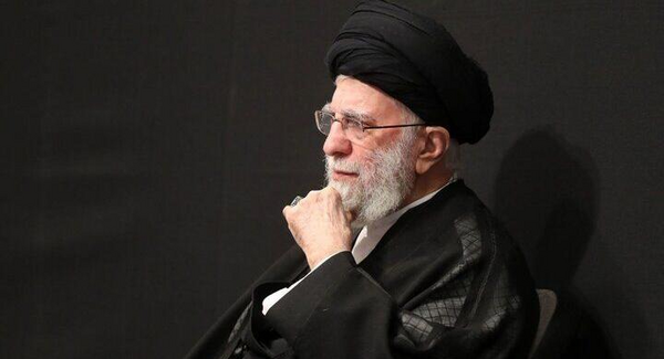 عکس خامنه ای در حال گریه