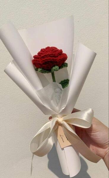 عکس یک شاخه گل رز تزیین شده