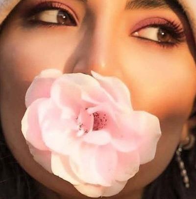 عکس گل رز قرمز با دختر