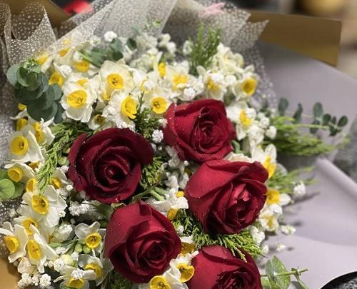 عکس دسته گل رز و نرگس