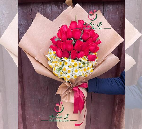 عکس گل رز قرمز در دست پسر