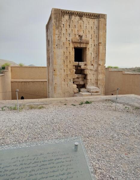 دانلود عکس کعبه زرتشت