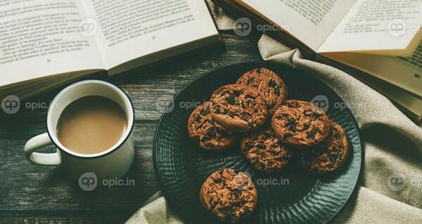 عکس با کتاب و قهوه