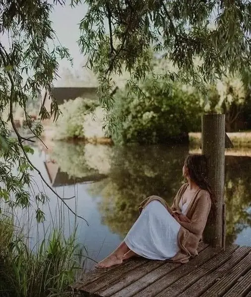 ژست عکس با کتاب در طبیعت