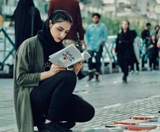 ژست عکس با کتاب در طبیعت