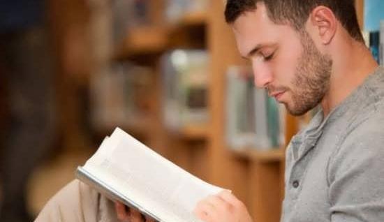 ژست عکس گرفتن کتاب