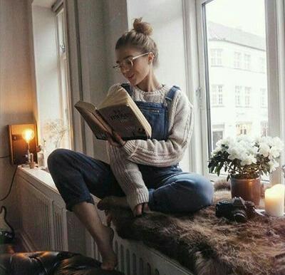 ژست عکس گرفتن کتاب