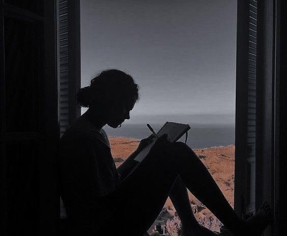 ژست عکس گرفتن با کتاب