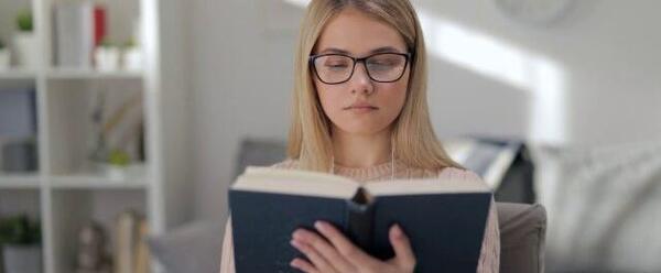 عکس از کتاب خواندن دختر