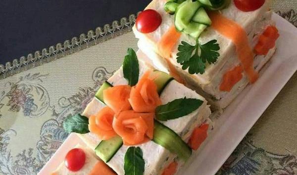 عکس تزیین کیک مرغ با نان تست