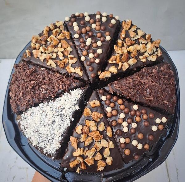 عکس از کیک خیس شکلاتی