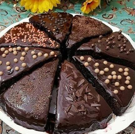 عکس تزیین کیک شکلاتی ساده