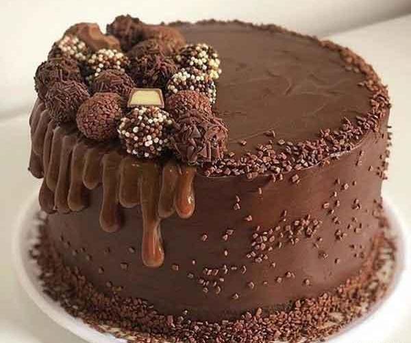 عکس تزیین کیک خیس شکلاتی