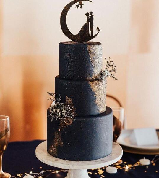 عکس کیک تولد با تم مشکی طلایی