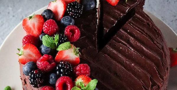 عکس کیک تولد ساده کاکائویی
