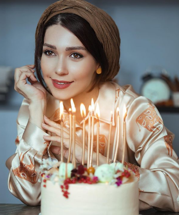 عکس هنری با کیک تولد