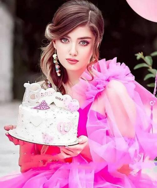 کیک ژست عکس تولد هنری