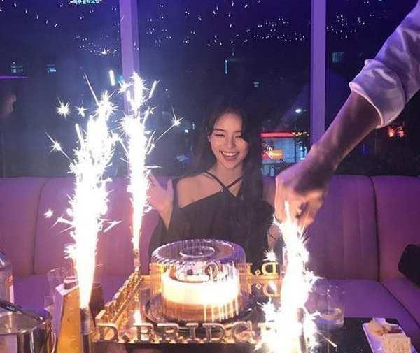 عکس کیک تولد با فشفشه