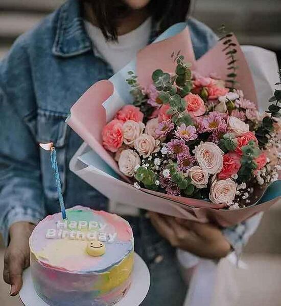 ایده عکس تولد با کیک و بادکنک